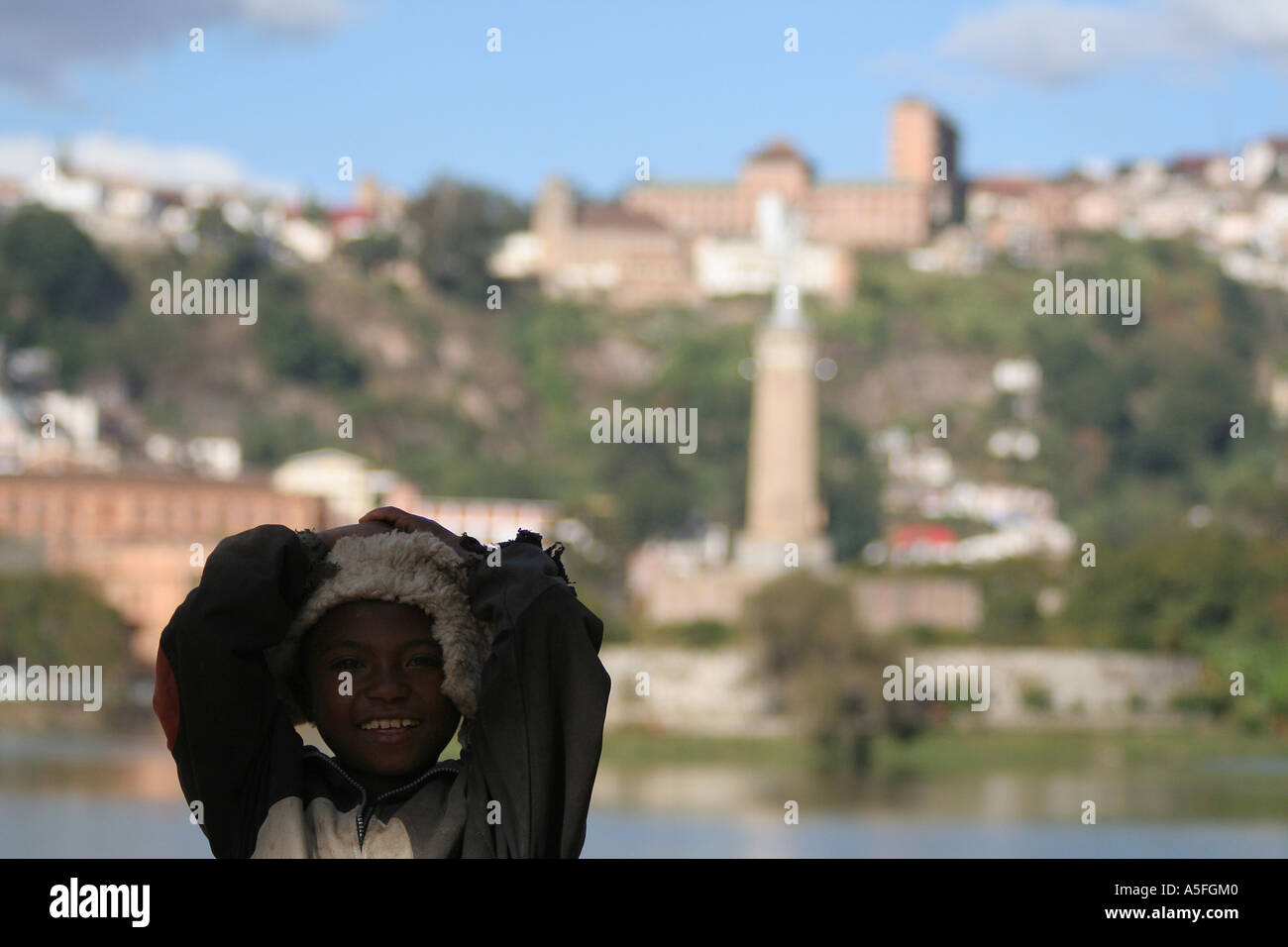 Petit garçon sans-abri devant le lac Anosy, Antananarivo, capitale de Madagascar Banque D'Images