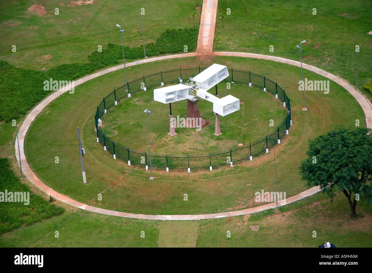 Monument à Alberto Santos Dumont à Sao Paulo au Brésil l'avion est une réplique de la 14 bis, qui il a inventé Banque D'Images