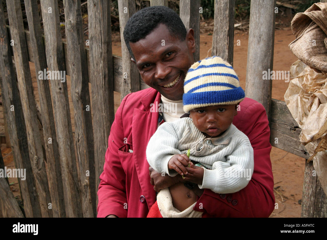 Père et fils dans la région de Fianarantsoa, Madagascar Banque D'Images