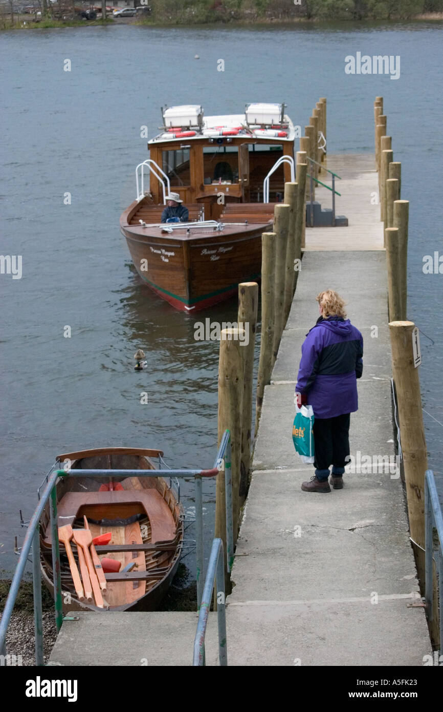 En attendant le Ferry à Derwentwater Keswick Cumbria Landing Stage Banque D'Images