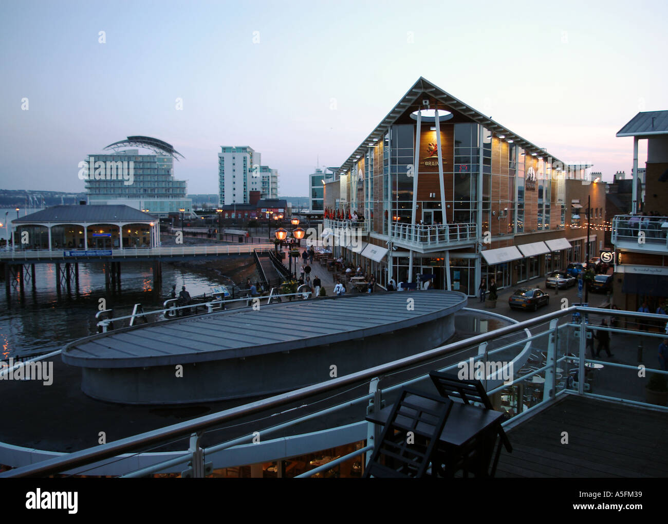 Cafés Bars de Mermaid Quay et Forte Hotel Cardiff Bay au crépuscule Banque D'Images
