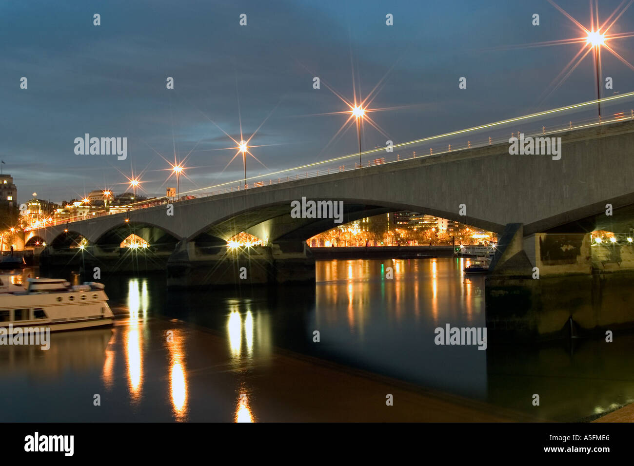 Waterloo Bridge at night. La Thames, London, England, UK Banque D'Images