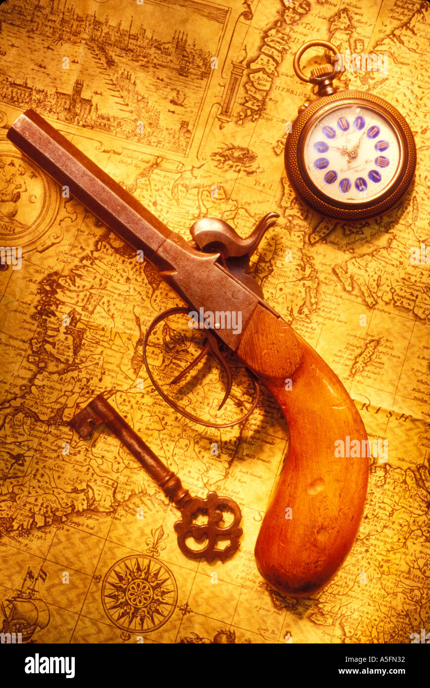 Vieux fusil sur carte Banque D'Images