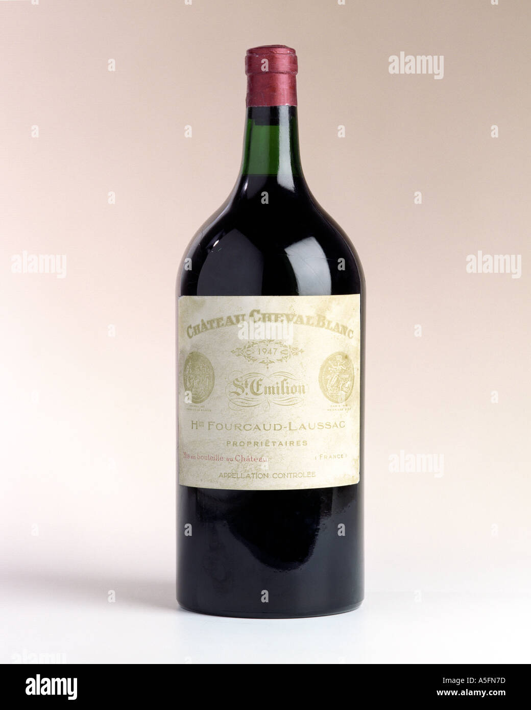 Un rare bouteille de St Emilion 1947 du Château Cheval Blanc Vignoble de  France Photo Stock - Alamy