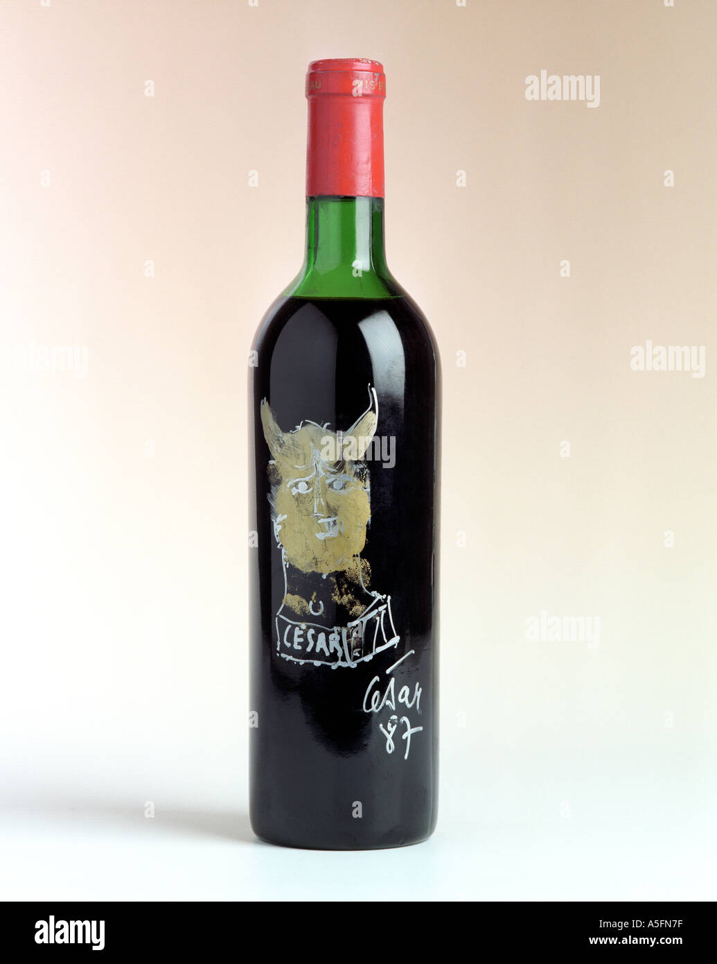 Un rare bouteille de Château Mouton Rothschild 1967 vin rouge avec l'étiquette conçue et signée par l'artiste César Baldaccini Banque D'Images