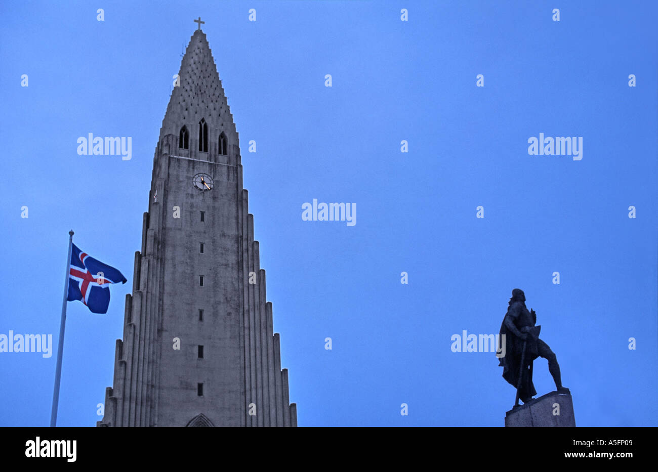 Statue de l'explorateur Leif Eriksson à W à l'océan Drapeau islandais de l'église Hallgrimskirkja Reykjavik Islande Hallgrimurs Banque D'Images