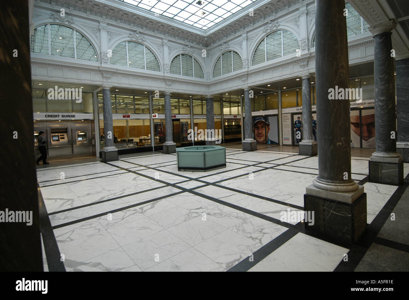 Intérieur du bâtiment dans le Credit Suisse exceptionnel quartier du ... Intérieur du bâtiment dans le Credit Suisse exceptionnel quartier du ...