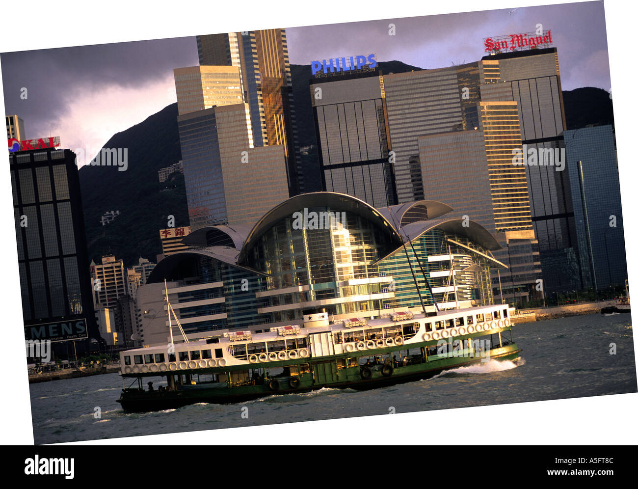 Avis de la Hong Kong Convention Centre de Chi Wan avec le paysage en arrière-plan Banque D'Images Avis de la Hong Kong Convention Centre de Chi Wan avec le paysage en arrière-plan Banque D'Images