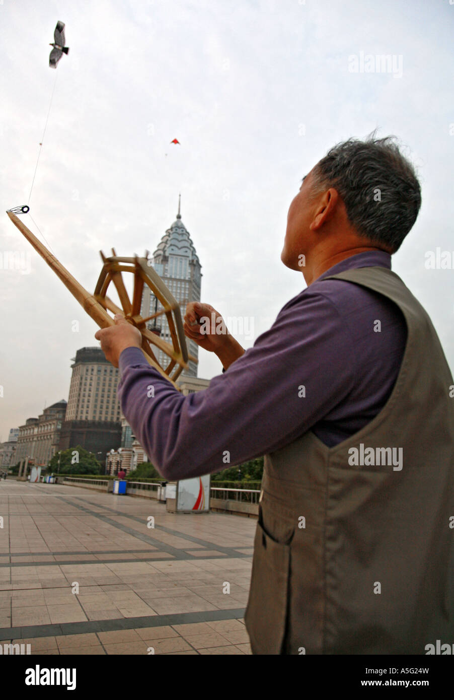 Voler un cerf-volant sur le Bund Shanghai Chine Banque D'Images