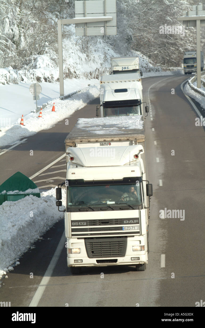 SnowMBF1827 haute vienne Limousin France camions déboulant sur la chaussée en direction de l'autoroute A20 en France Banque D'Images