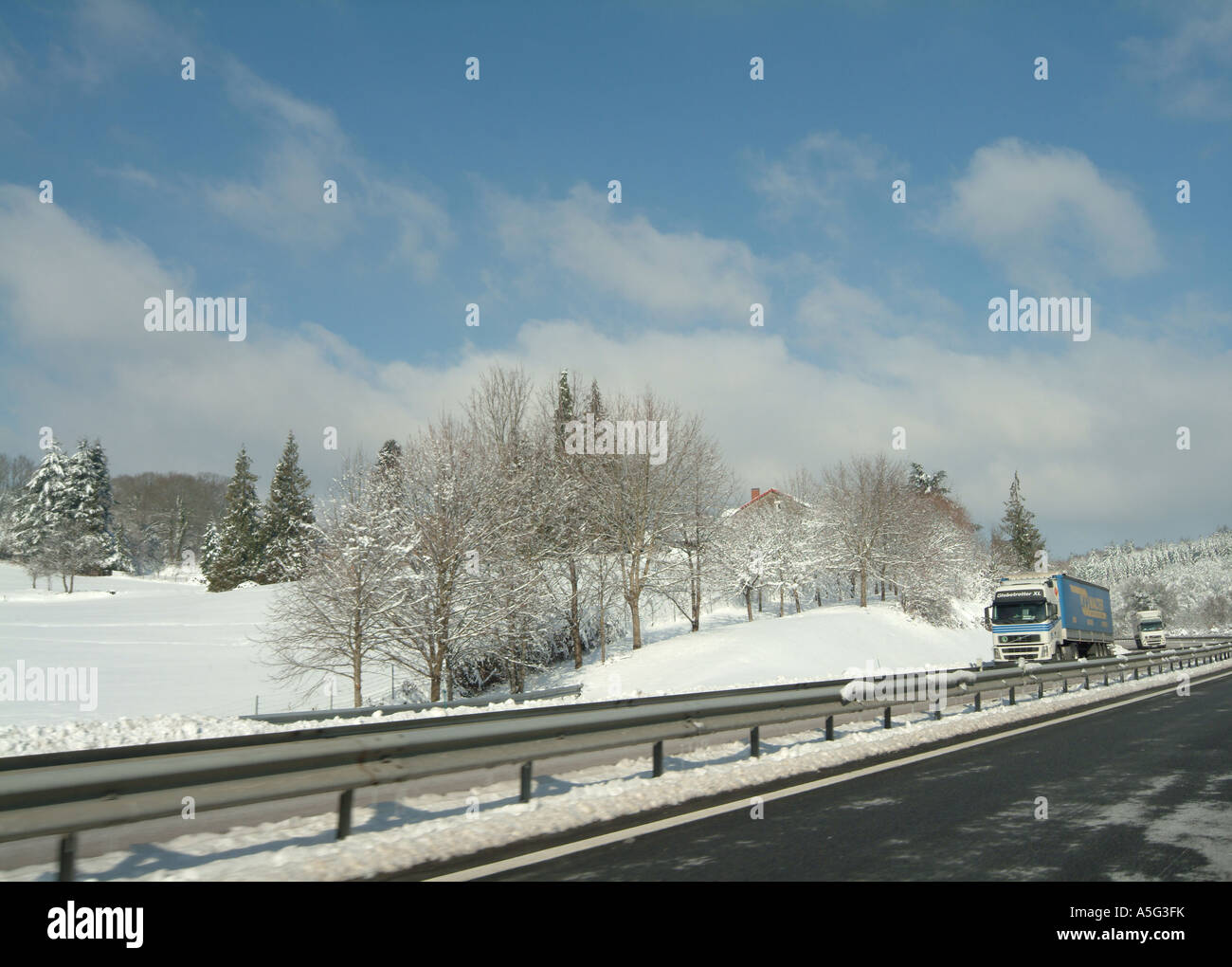 SnowMBF1830 haute vienne Limousin France camions déboulant sur la chaussée en direction de l'autoroute A20 en France Banque D'Images