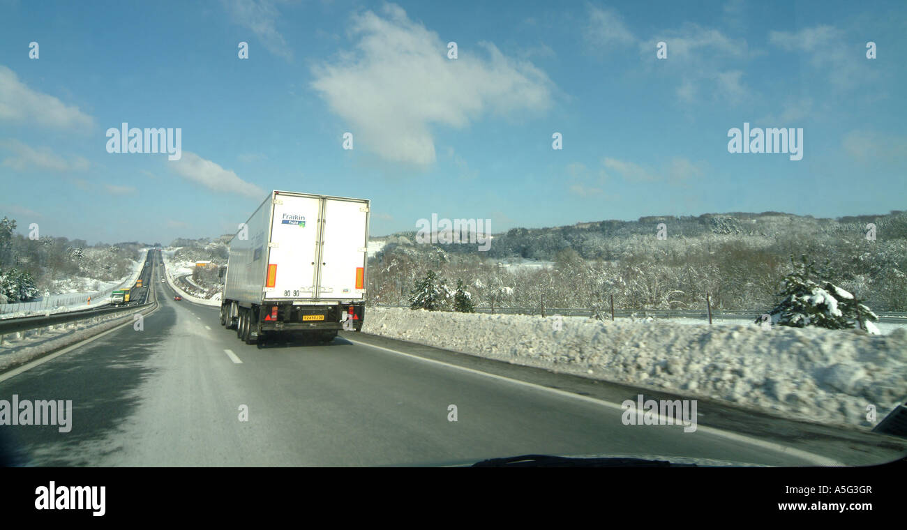 SnowMBF1833 haute vienne Limousin France camions déboulant vers le bas de la chaussée de l'autoroute a20 après une importante chute de neige Banque D'Images