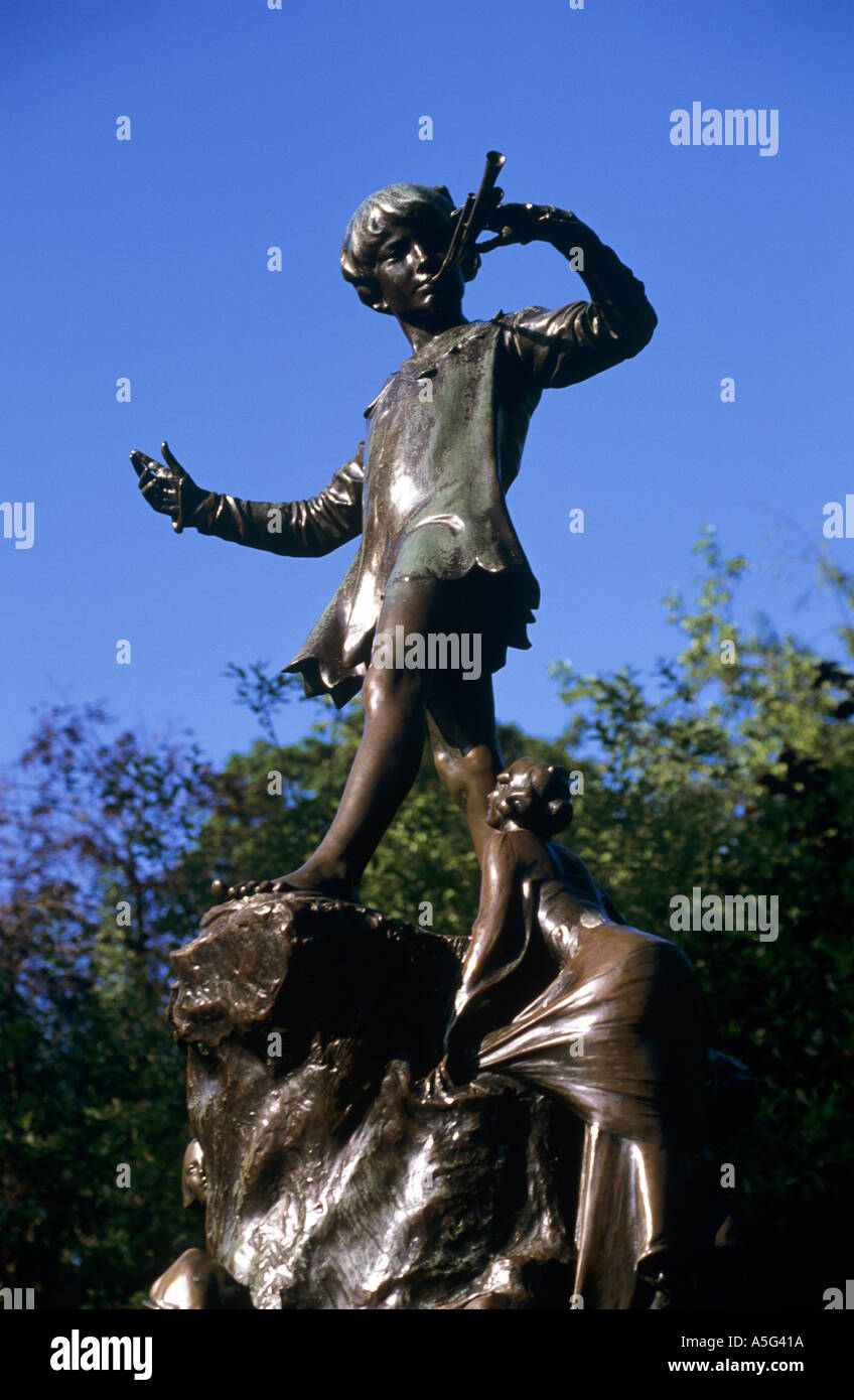 Statue de Peter Pan Kensington Gardens London UK Banque D'Images