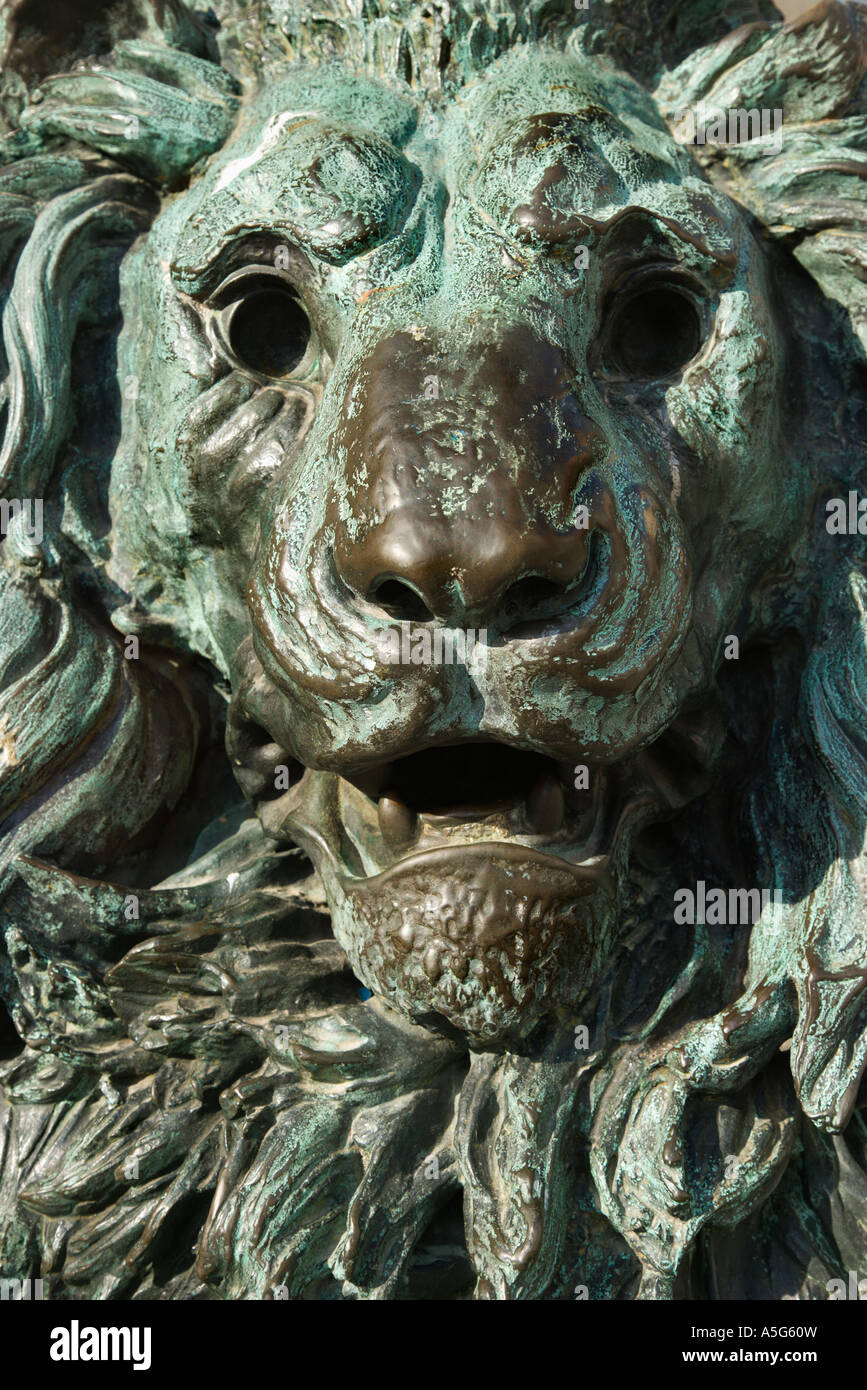 Close up of lion de bronze statue le virage écologique de l'oxydation à