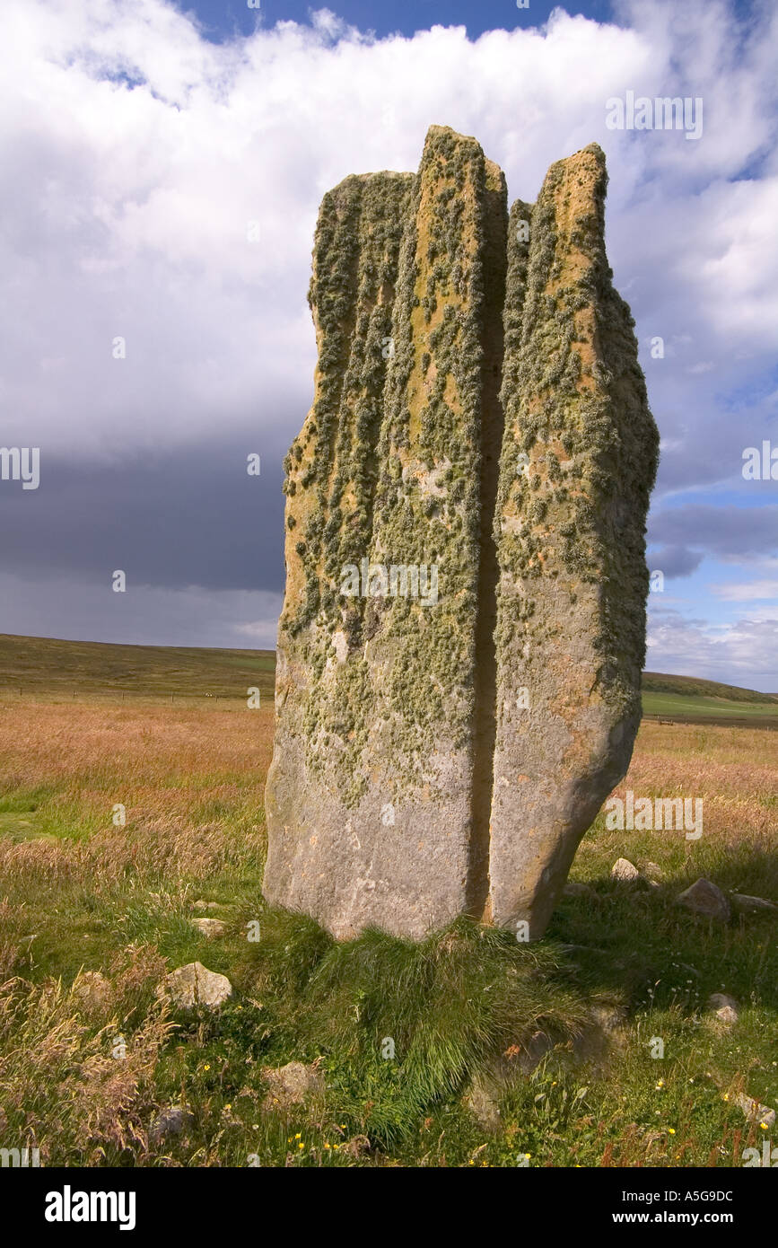 Pierre de dh EDAY Setter néolithique des Orcades seul standing stone storm clouds Banque D'Images