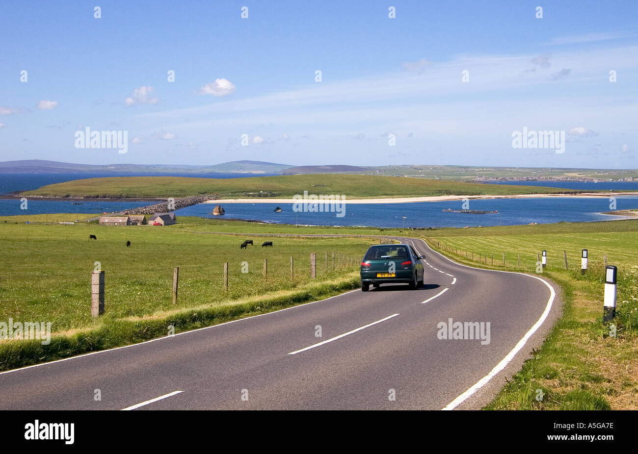 Dh 3ème barrière Churchill Churchill road voiture Peugot ORCADES OBSTACLES sur Burray menant au Glimps Holm via causeway Banque D'Images