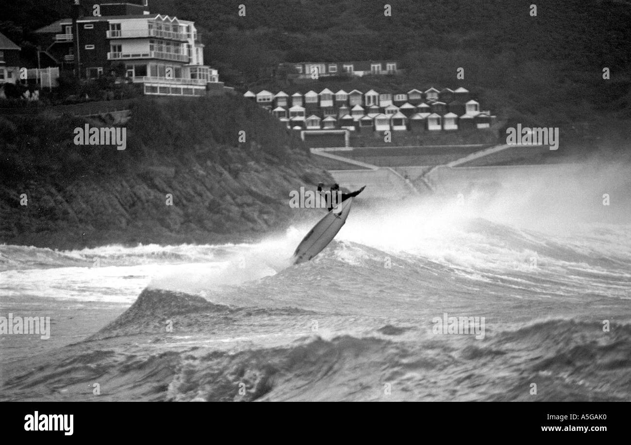 Surfer devant l'ancien Hôtel Osborne dans Rotherslade Bay près de Swansea, Pays de Galles, Royaume-Uni. Banque D'Images