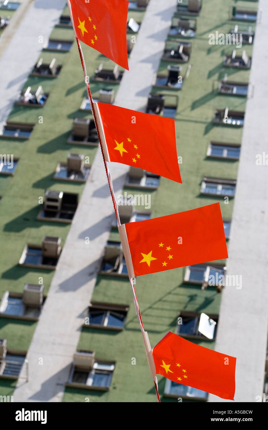 Des drapeaux chinois en face de l'immeuble de Hong Kong, Chine Banque D'Images