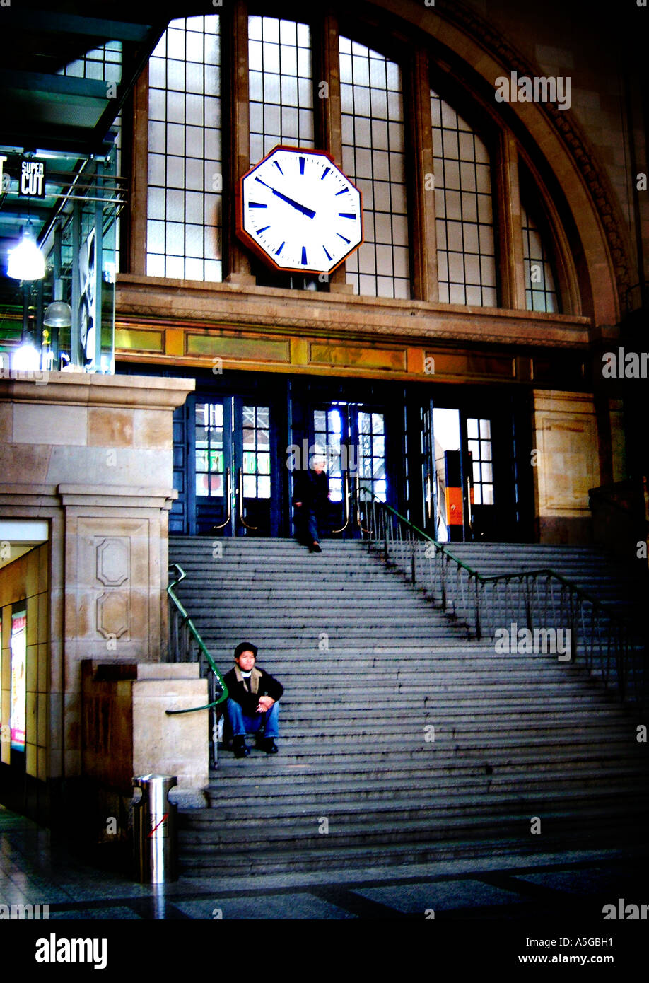 L'homme à la gare d'attente Banque D'Images
