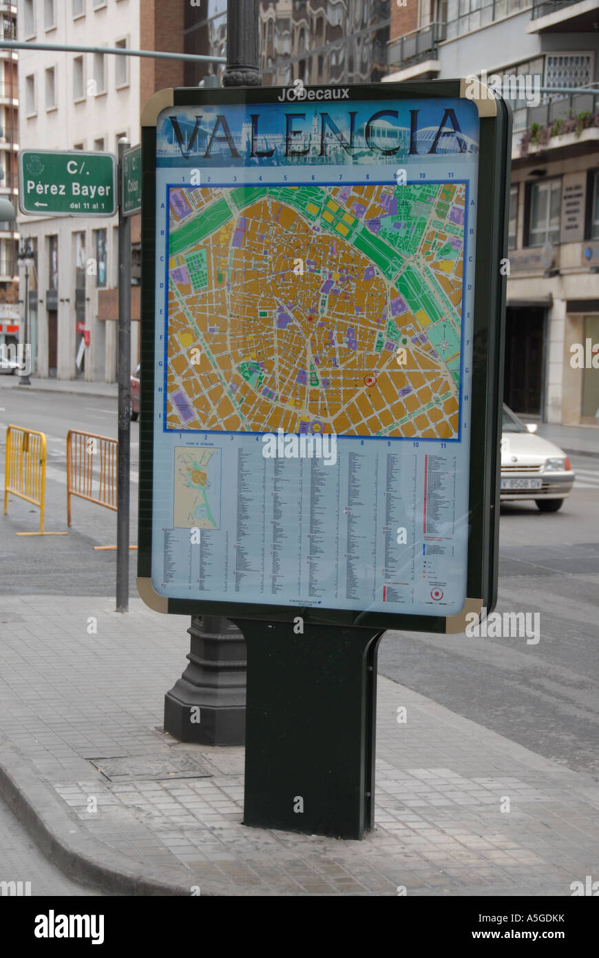 Une carte des rues utiles stand dans la rue de ville, Valencia, Espagne Banque D'Images