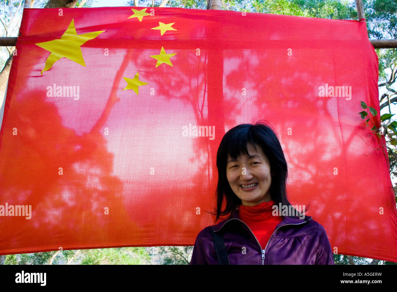 Grand jeune belle femme membre du parti chinois Drapeau PRC Banque D'Images