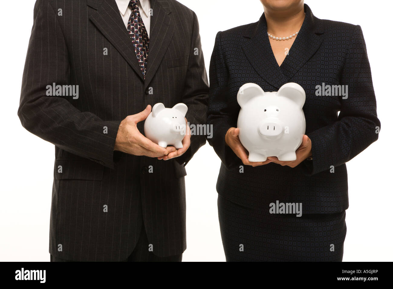 Caucasian middle aged businessman et philippins businesswoman holding différentes tailles de piggybanks Banque D'Images