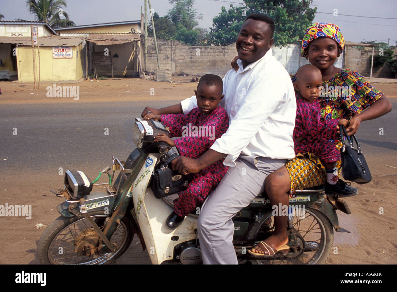 Voyage en famille sur moto, Togo Banque D'Images