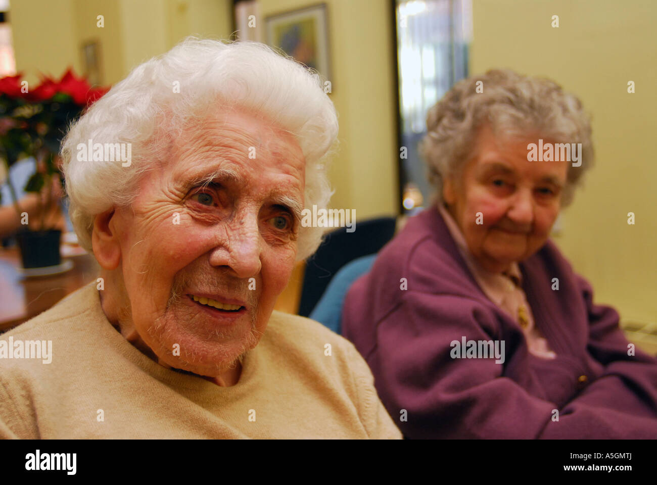 Deux femmes âgées qui fréquentent le centre de jour local East Sheen près de Richmond UK Banque D'Images