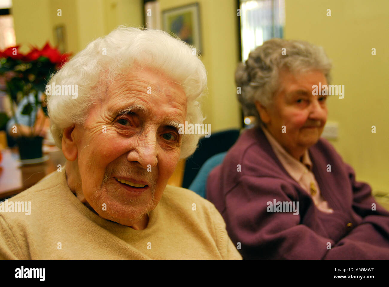 Deux femmes âgées qui fréquentent le centre de jour local East Sheen près de Richmond UK Banque D'Images