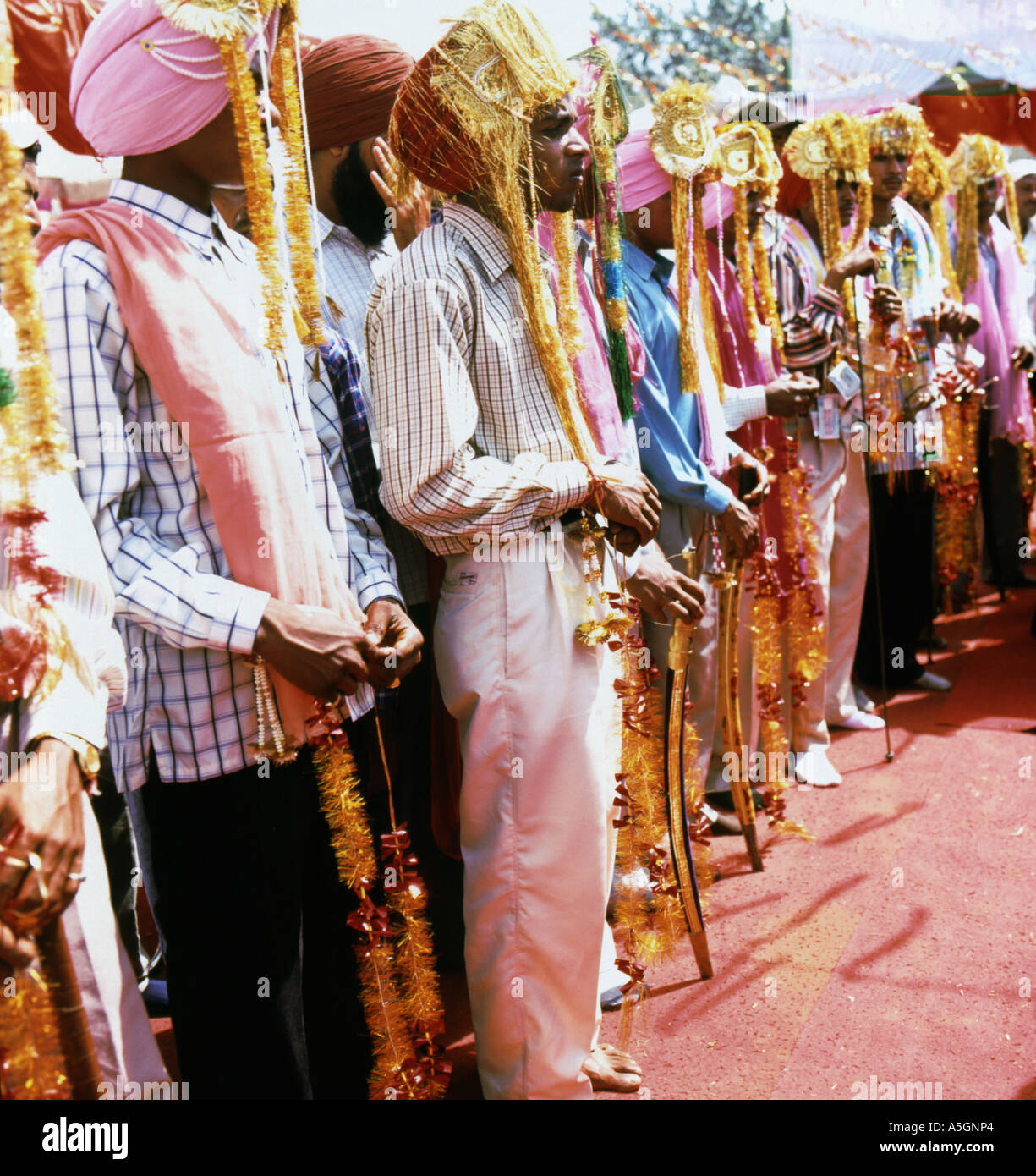 Ligne de palefreniers à un mariage indien Banque D'Images