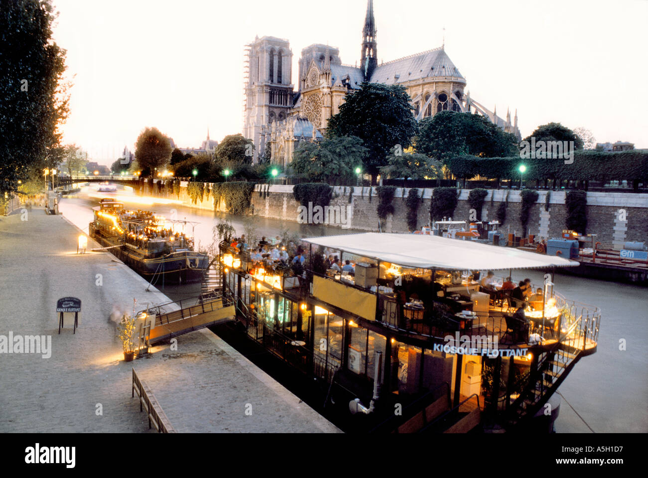 Paris Péniche Photos Paris Péniche Images Alamy