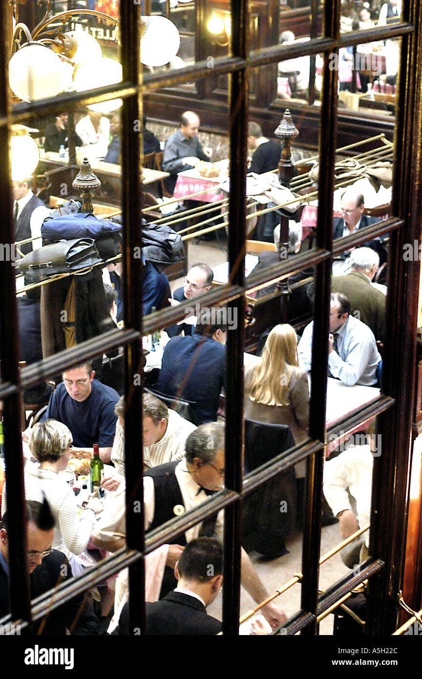 PARIS, France, 'Chartier', restaurant traditionnel français Brasserie People in Dining Room in 'miroir Reflection' dans les restaurants parisiens Banque D'Images