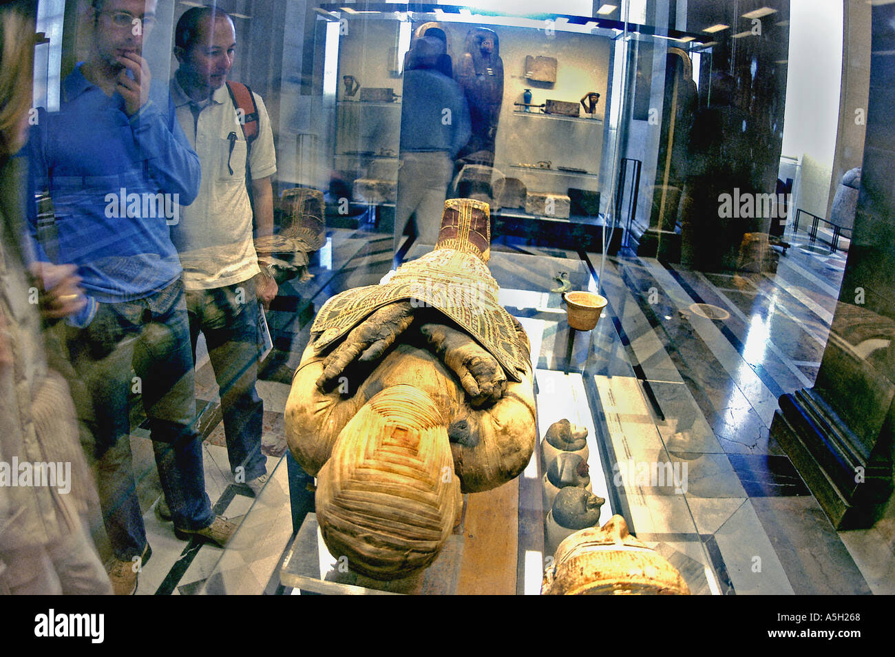 PARIS France touristes visitant le Musée du Louvre, Egyptian Dept Collection 'ancienne momie' haut musée d'art Banque D'Images