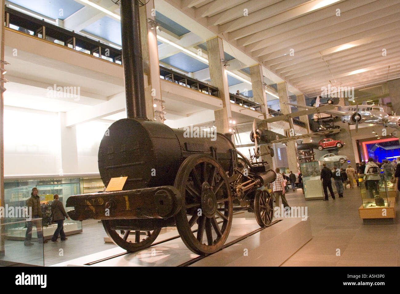 Réplique de George Stephenson's Rocket moteur à vapeur, dans le musée de la Science, South Kensington London GB Banque D'Images