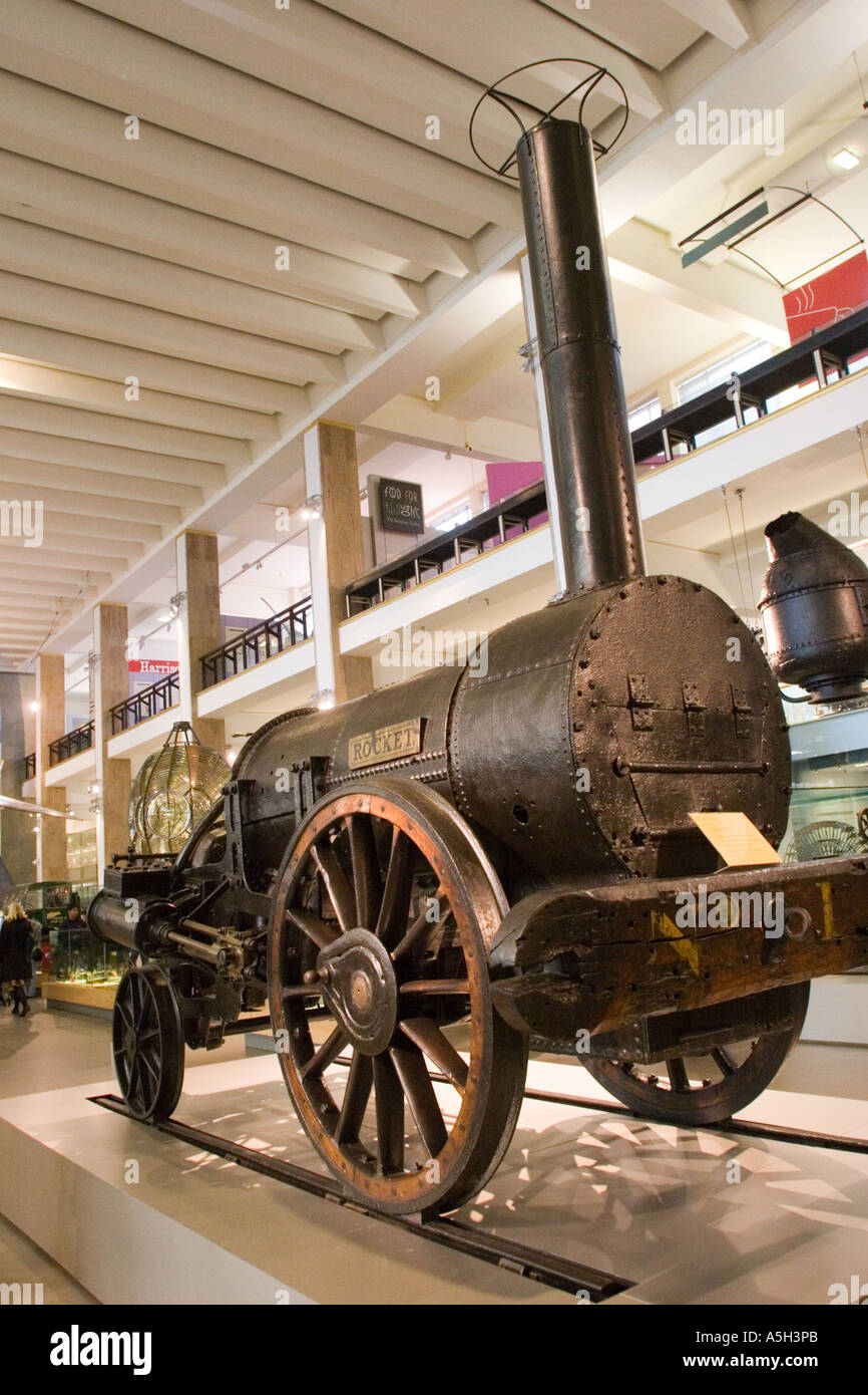 Réplique de George Stephenson's Rocket moteur à vapeur, dans le musée de la Science, South Kensington London GB Banque D'Images
