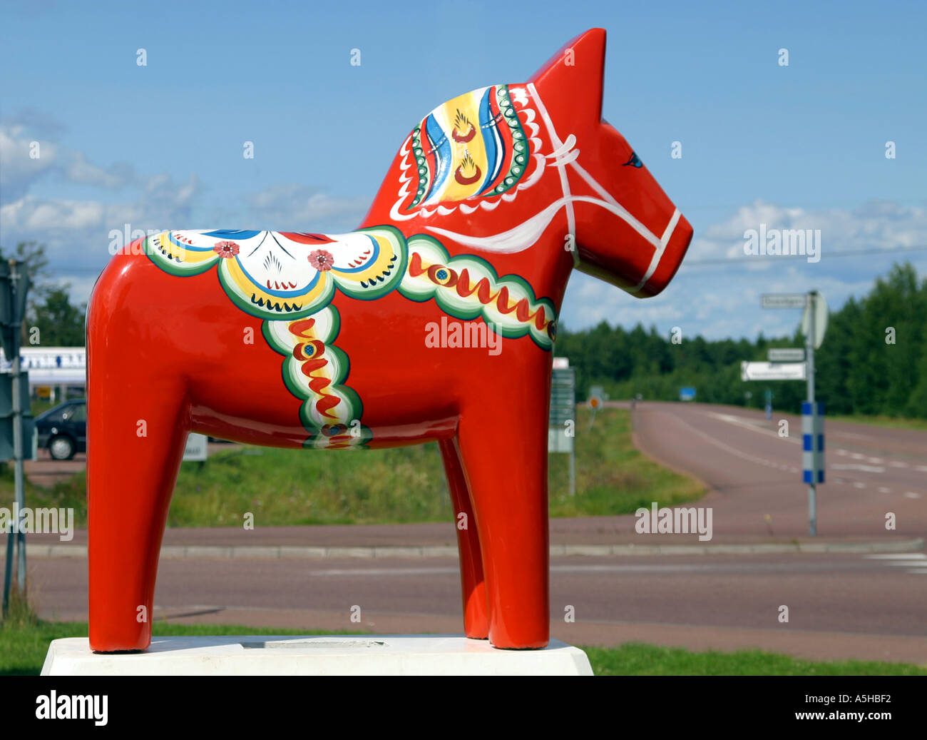 Grande statue d'un cheval - Dalahäst Dalecarlian Banque D'Images