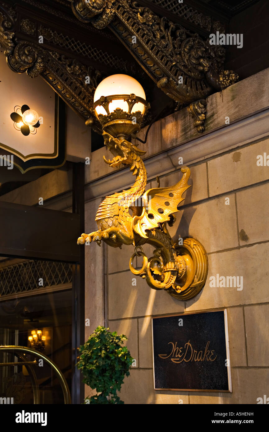 Chicago Illinois d'appareils d'éclairage extérieur d'ornement en forme de dragon près de l'entrée de l'hôtel Drake Banque D'Images