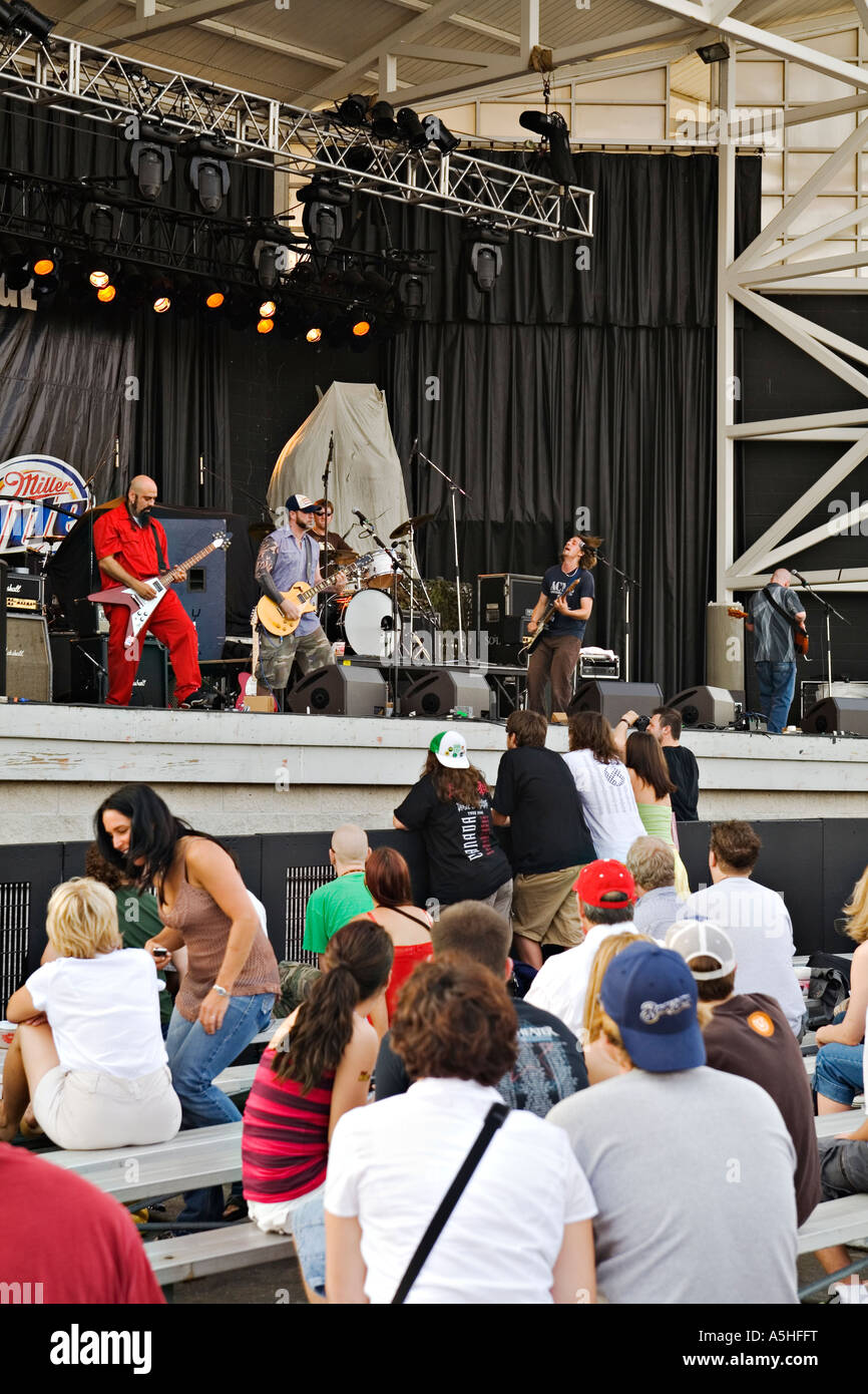 Milwaukee WISCONSIN Rock Band sur scène au festival de musique Summerfest fans assis en face de group Banque D'Images
