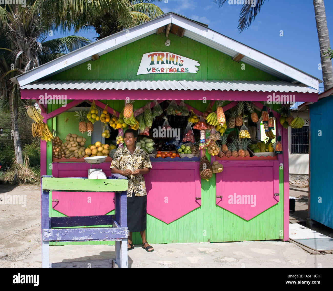 Magasin de fruits colorés à l'Union île des Caraïbes Banque D'Images