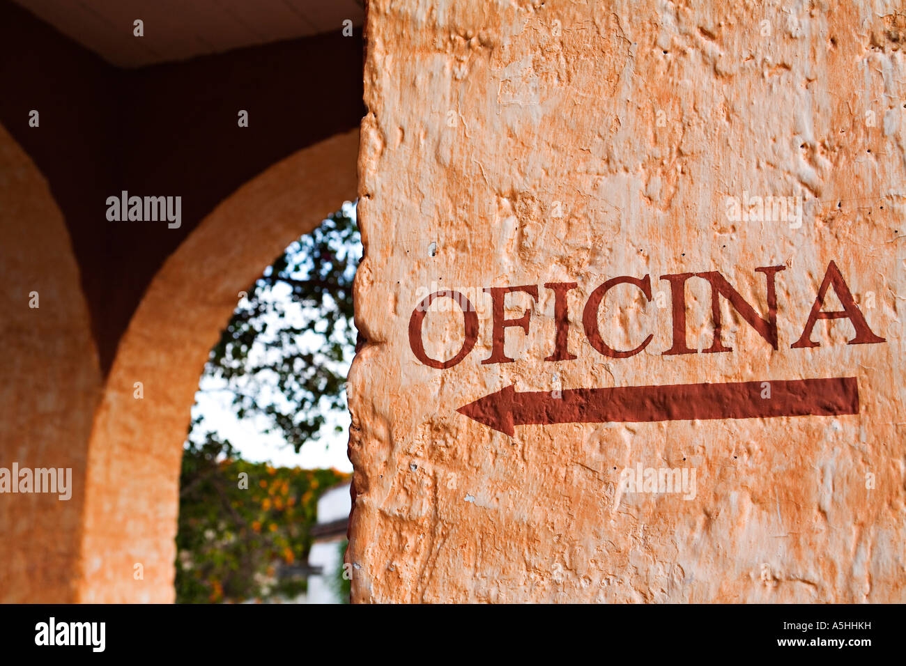 Mexique San Miguel de Allende Oficina signe avec flèche à La Posada de la aldea hôtel bureau de direction de pointage Banque D'Images