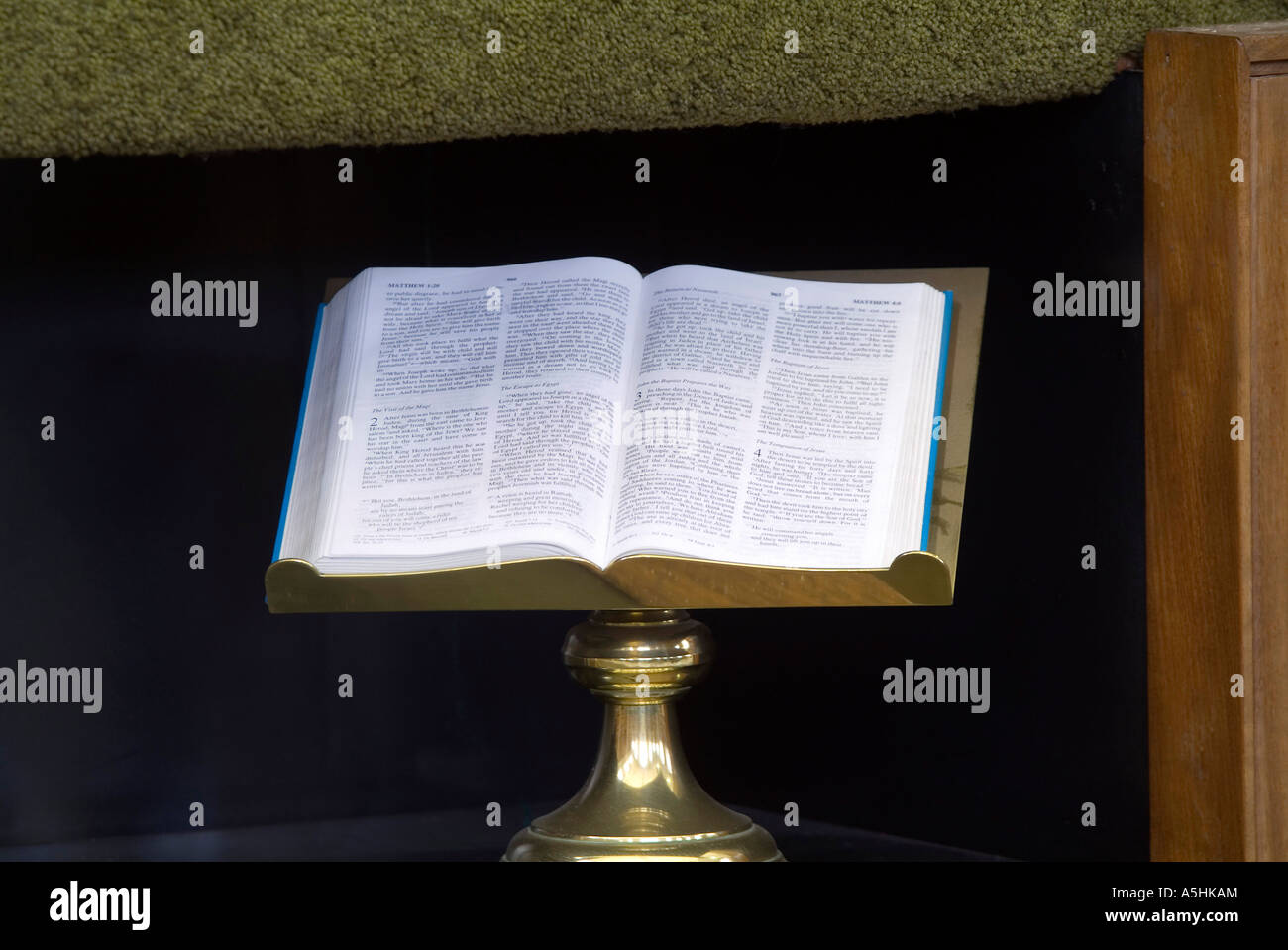 Bible, ouvert, dans une église méthodiste, Angleterre Banque D'Images