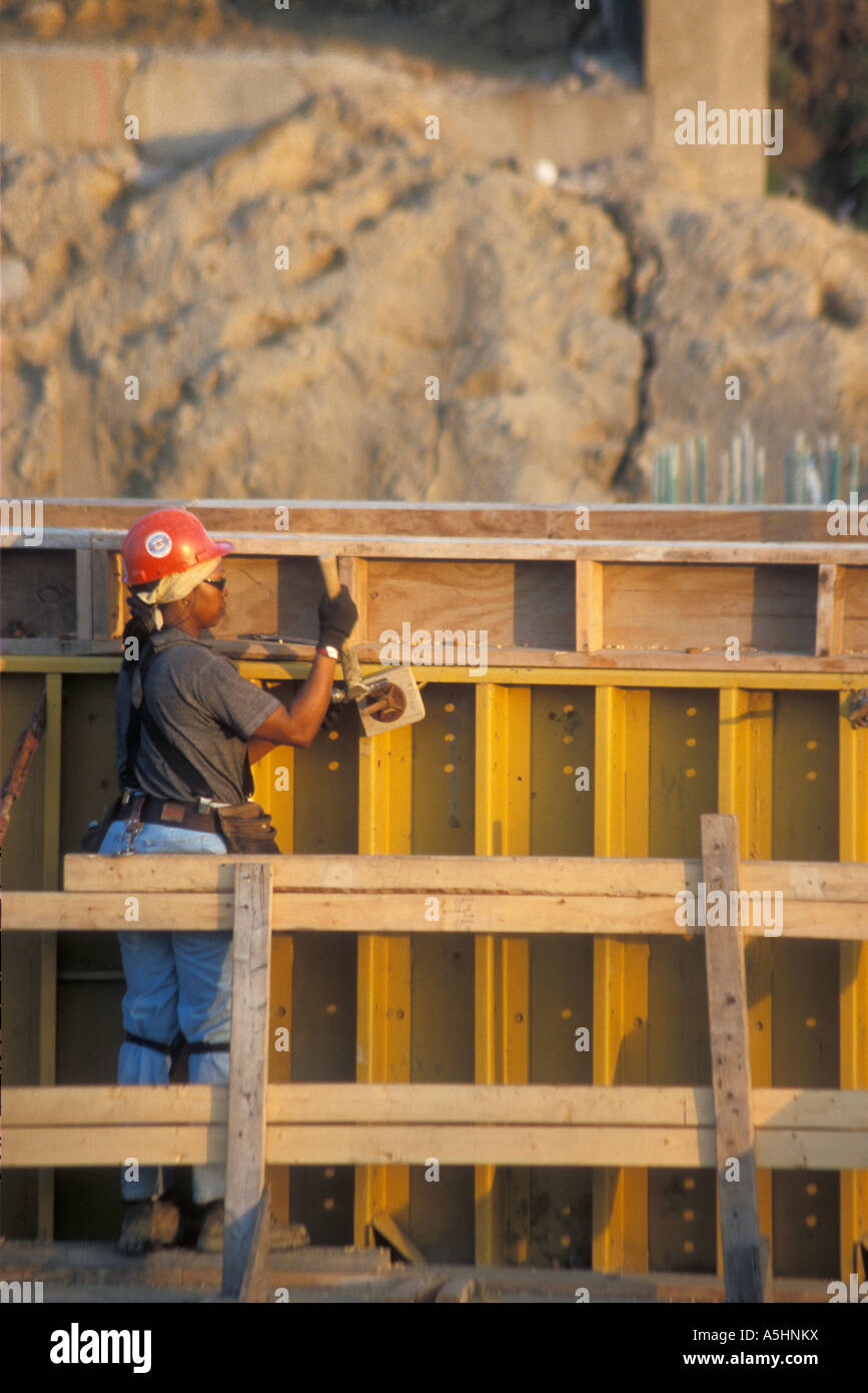 Détroit, Michigan un travailleur de la construction prépare le formulaire pour un support de pont en béton sur l'Interstate 94 Banque D'Images