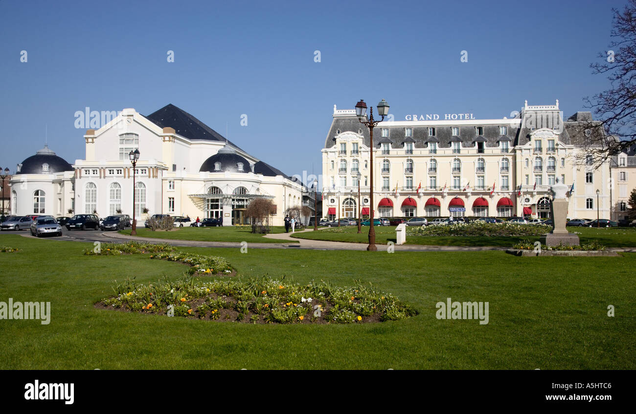 Grand Hotel et Casino de Cabourg Normandie France des jardins du Casino Banque D'Images