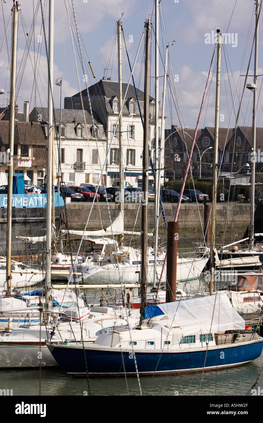 Yachts et bateaux dans le Bassin Morny Deauville Normandie France Banque D'Images