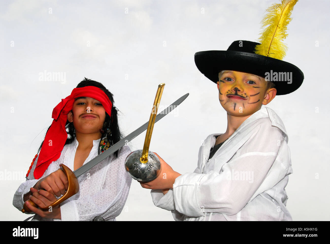 Deux 9 ans les élèves à l'école à Hounslow habillés comme des personnages de Pirates des Caraïbes, film, Middlesex, Royaume-Uni. Banque D'Images