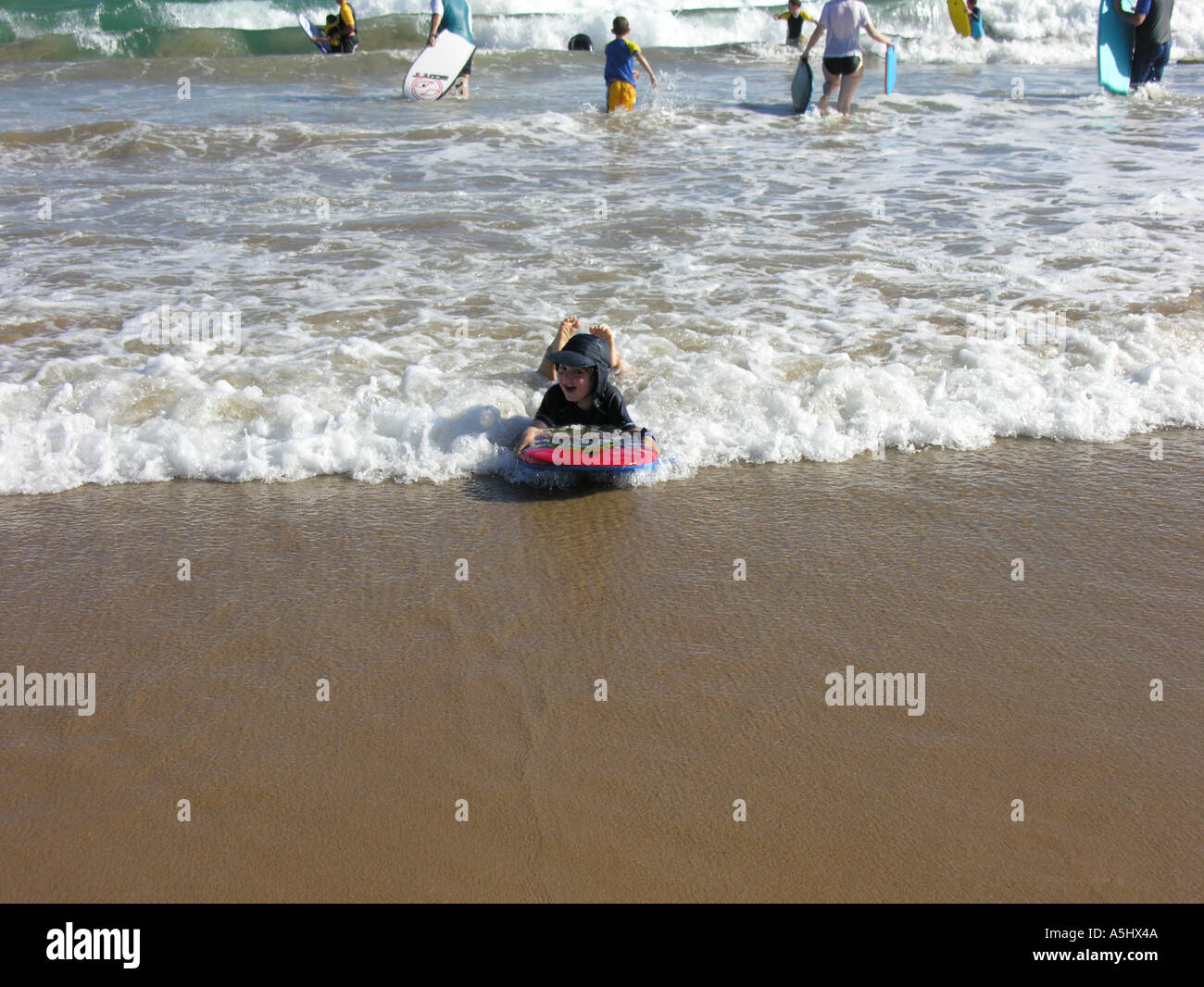 Enfant surf sur le boogie-board Banque D'Images