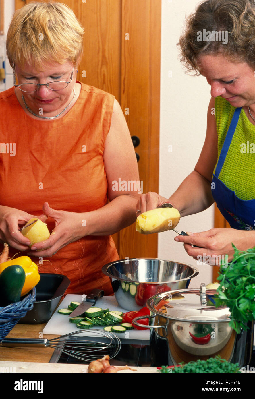 M. PR deux femmes ensemble de cuisine Banque D'Images