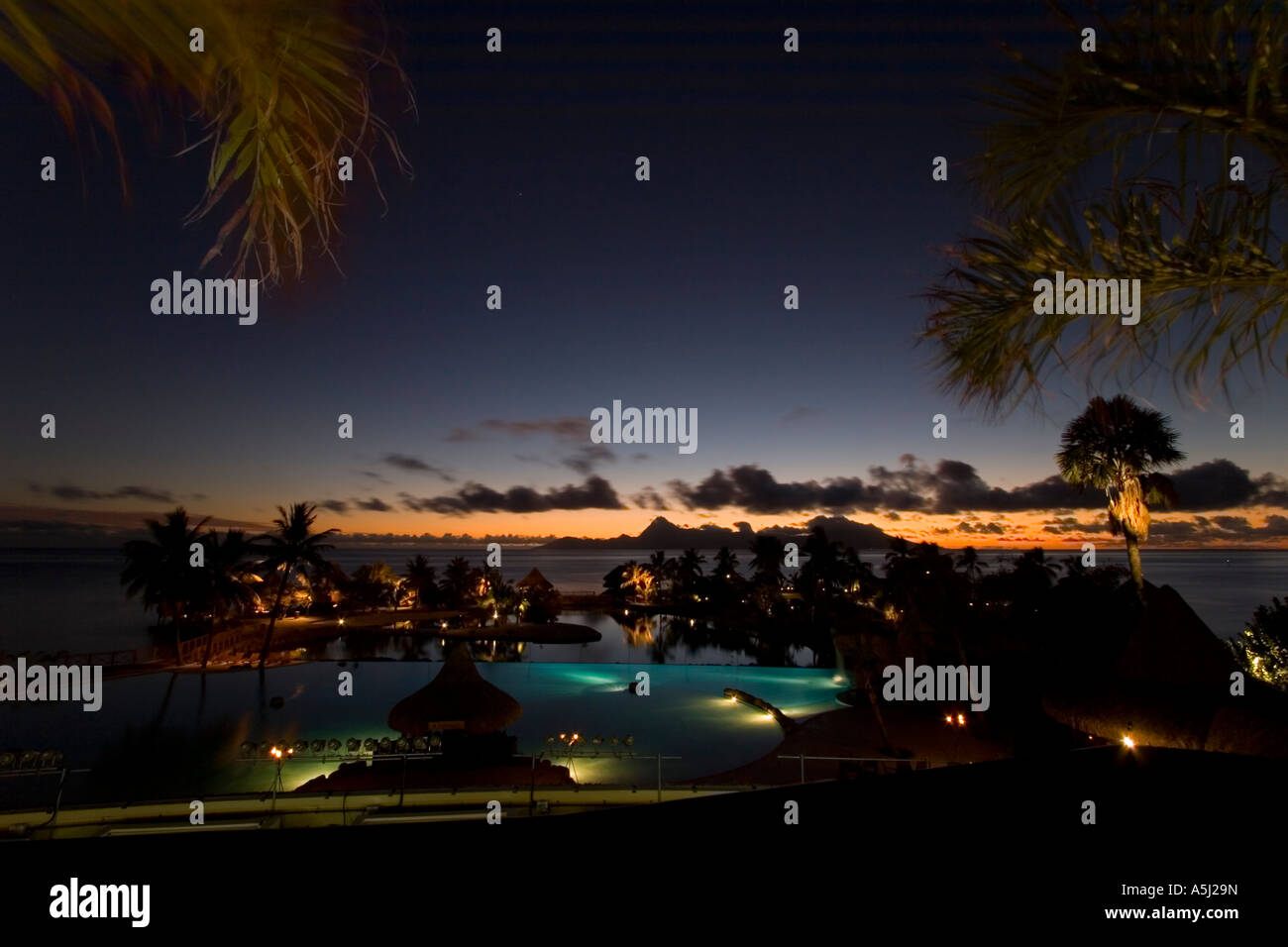 Coucher du soleil et piscine de l'hôtel Beachcomber Intercontinental Tahiti Polynésie Française Iles de la société South Pacific Banque D'Images