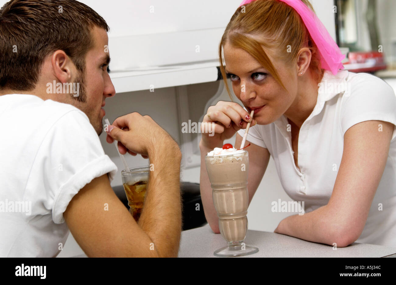 Le partage de deux sodas Banque D'Images