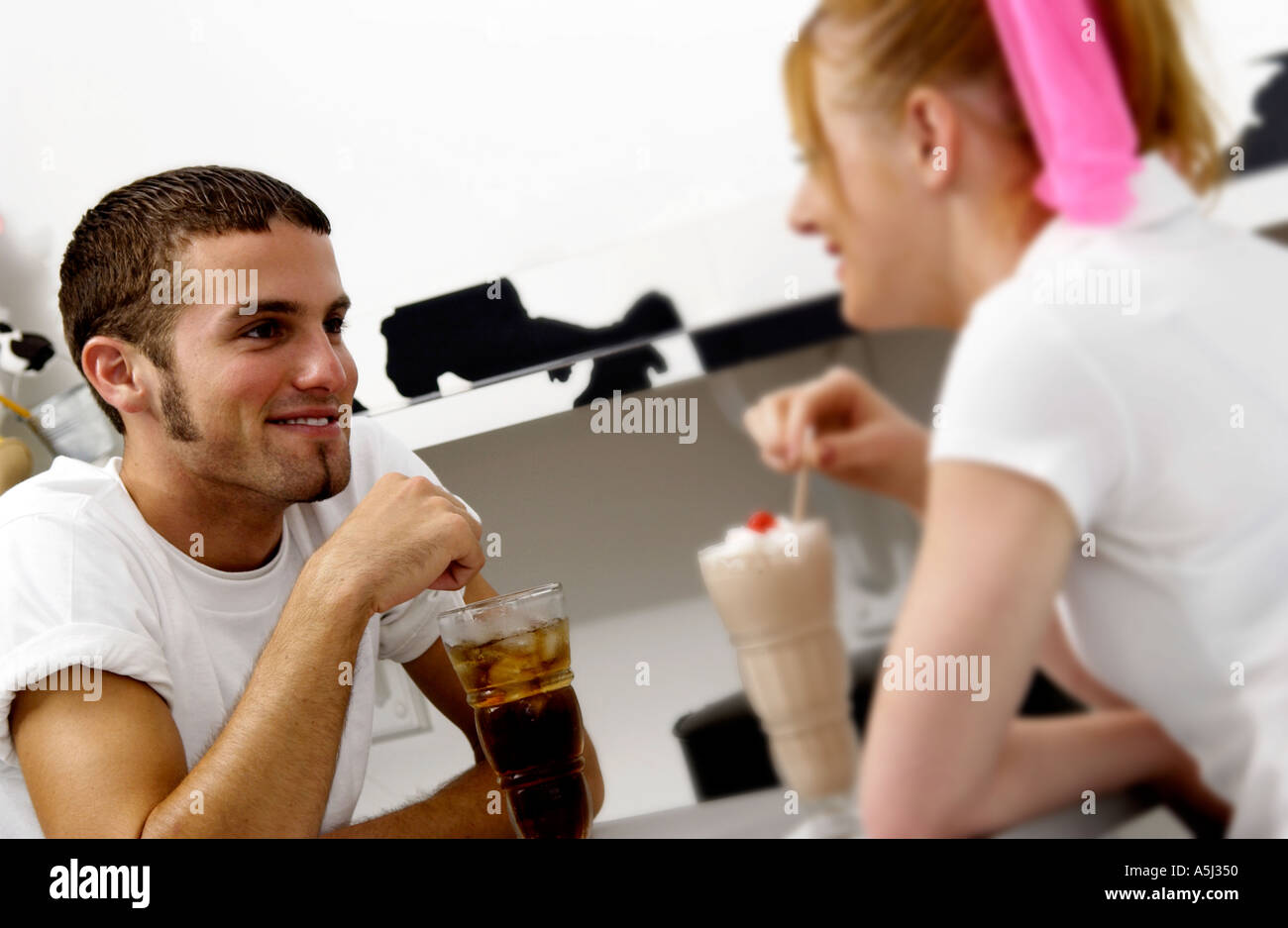 Le partage de deux sodas Banque D'Images